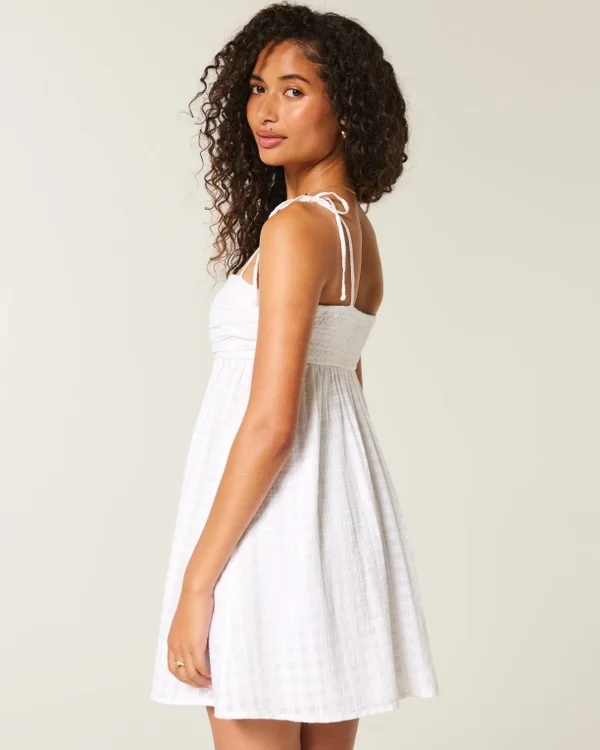 Babydoll-Minikleid mit Bindebändern Babydoll-Minikleid mit Bindebändern