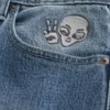 Baggy-Jeans mit Alien-Grafik in mittlerer Waschung Baggy-Jeans mit Alien-Grafik in mittlerer Waschung
