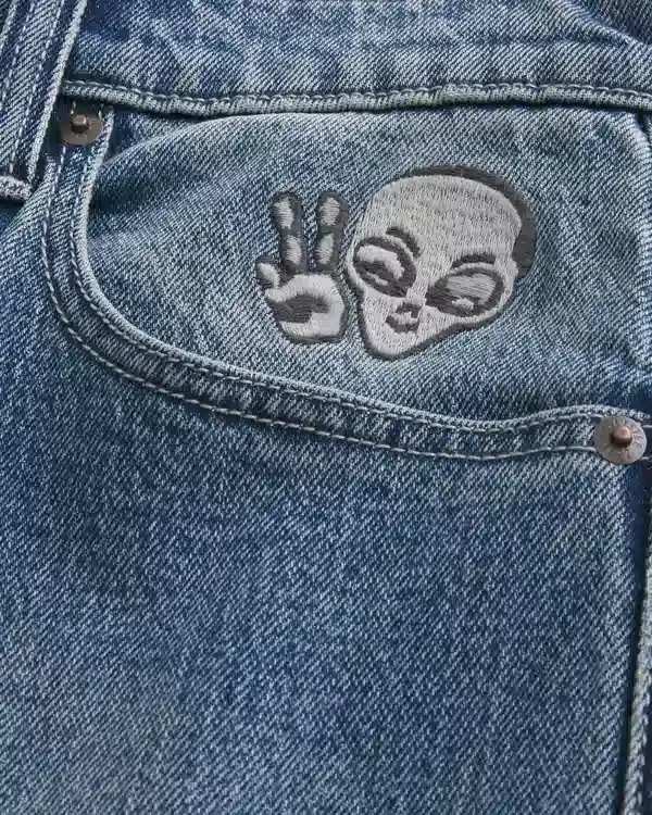 Baggy-Jeans mit Alien-Grafik in mittlerer Waschung Baggy-Jeans mit Alien-Grafik in mittlerer Waschung