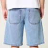 Baggy-Jeansshorts in mittlerer Waschung