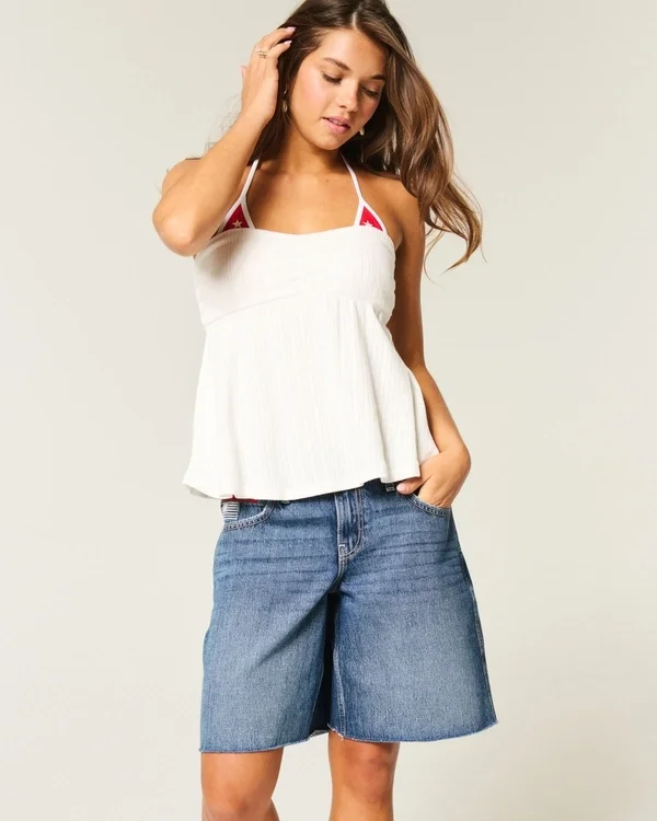 Baggy-Jeansshorts mit niedriger Leibhöhe, dunkler Waschung und amerikanischer Flagge Baggy-Jeansshorts mit niedriger Leibhöhe, dunkler Waschung und amerikanischer Flagge