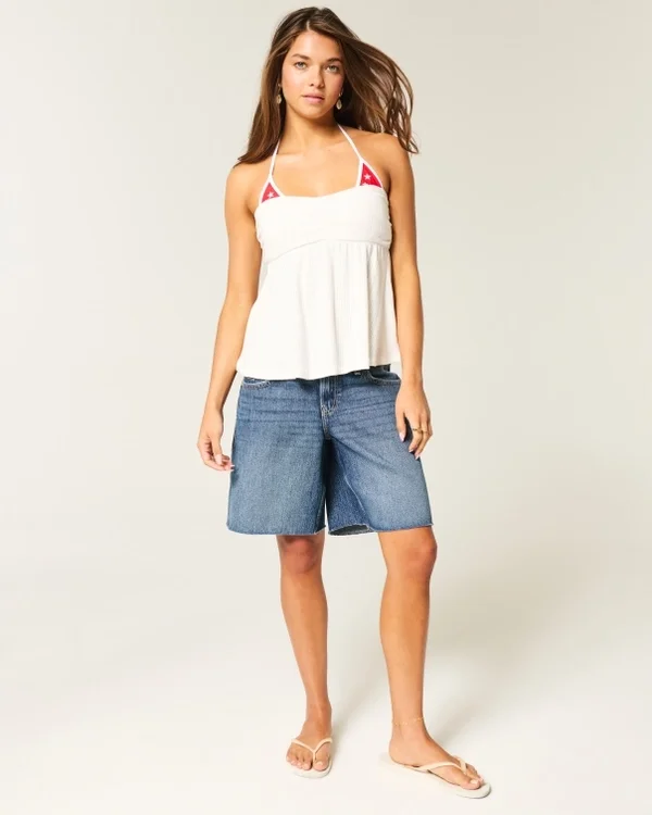 Baggy-Jeansshorts mit niedriger Leibhöhe, dunkler Waschung und amerikanischer Flagge Baggy-Jeansshorts mit niedriger Leibhöhe, dunkler Waschung und amerikanischer Flagge