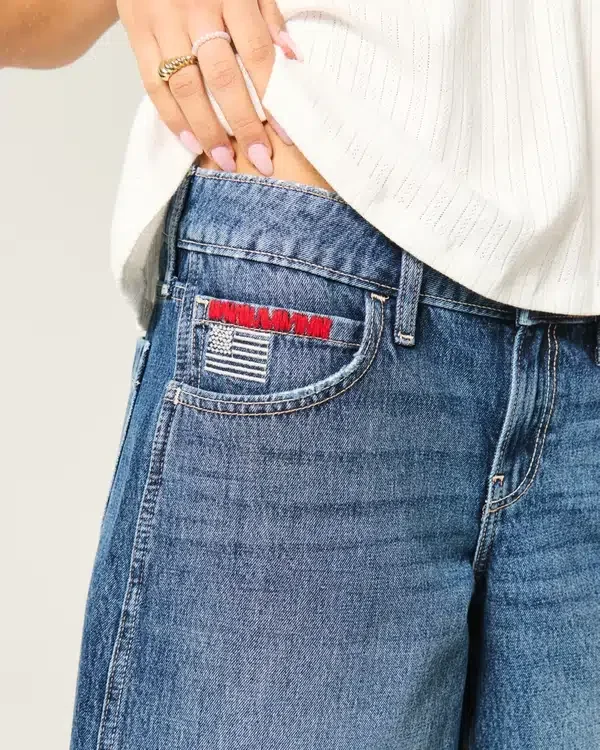 Baggy-Jeansshorts mit niedriger Leibhöhe, dunkler Waschung und amerikanischer Flagge Baggy-Jeansshorts mit niedriger Leibhöhe, dunkler Waschung und amerikanischer Flagge