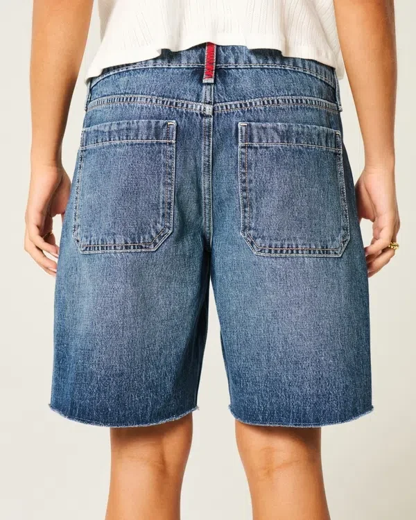 Baggy-Jeansshorts mit niedriger Leibhöhe, dunkler Waschung und amerikanischer Flagge Baggy-Jeansshorts mit niedriger Leibhöhe, dunkler Waschung und amerikanischer Flagge