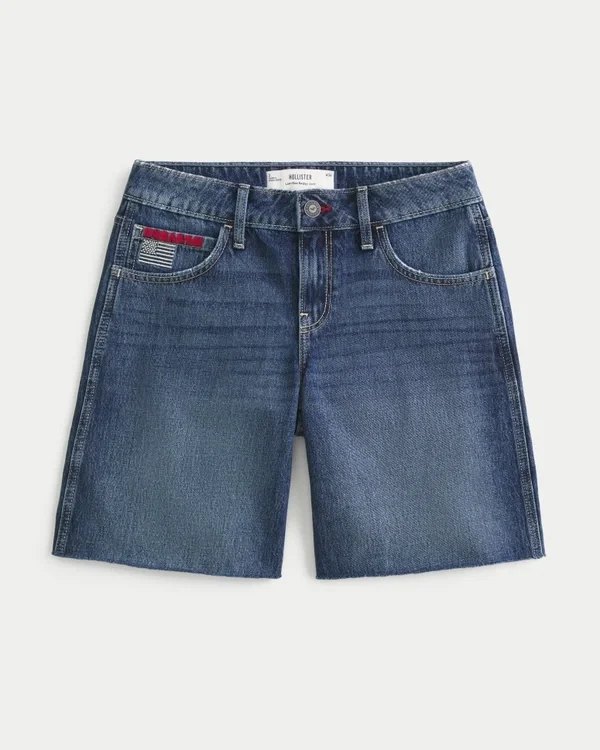 Baggy-Jeansshorts mit niedriger Leibhöhe, dunkler Waschung und amerikanischer Flagge Baggy-Jeansshorts mit niedriger Leibhöhe, dunkler Waschung und amerikanischer Flagge