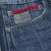 Baggy-Jeansshorts mit niedriger Leibhöhe, dunkler Waschung und amerikanischer Flagge Baggy-Jeansshorts mit niedriger Leibhöhe, dunkler Waschung und amerikanischer Flagge