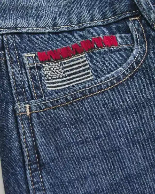 Baggy-Jeansshorts mit niedriger Leibhöhe, dunkler Waschung und amerikanischer Flagge Baggy-Jeansshorts mit niedriger Leibhöhe, dunkler Waschung und amerikanischer Flagge