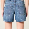 Baggy-Jeansshorts mit niedriger Leibhöhe und Schleifenmuster Baggy-Jeansshorts mit niedriger Leibhöhe und Schleifenmuster