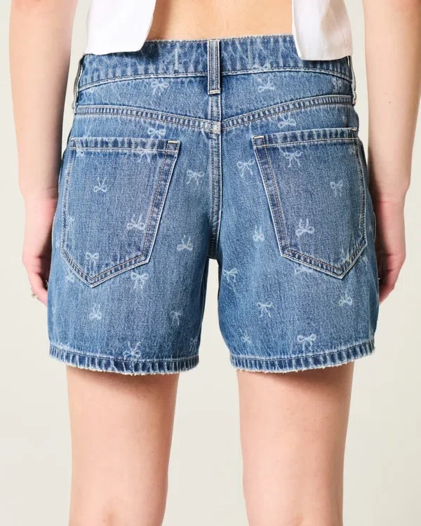 Baggy-Jeansshorts mit niedriger Leibhöhe und Schleifenmuster Baggy-Jeansshorts mit niedriger Leibhöhe und Schleifenmuster