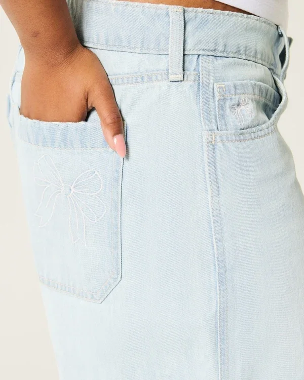 Baggy-Jort mit niedriger Leibhöhe, heller Waschung und Schleifenverzierung Baggy-Jort mit niedriger Leibhöhe, heller Waschung und Schleifenverzierung