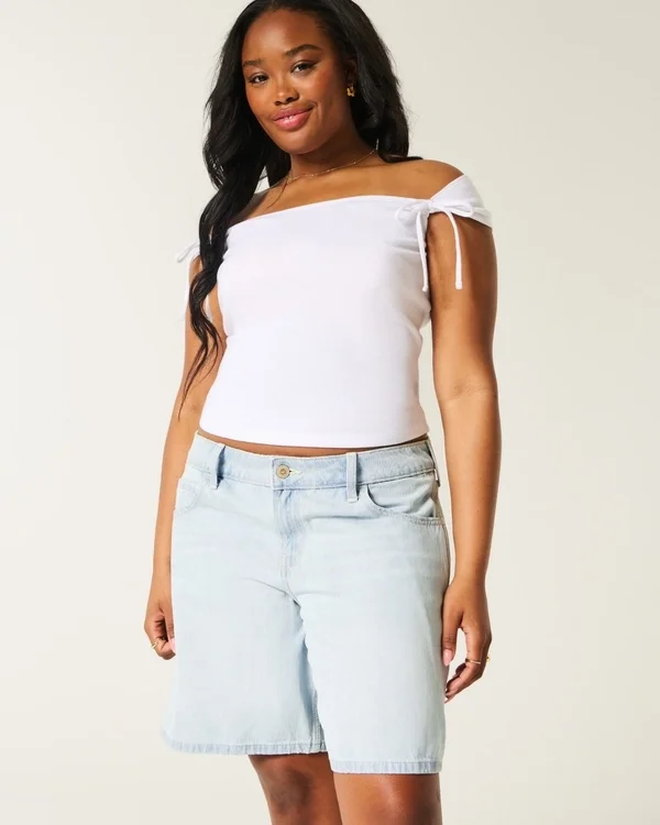 Baggy-Jort mit niedriger Leibhöhe, heller Waschung und Schleifenverzierung Baggy-Jort mit niedriger Leibhöhe, heller Waschung und Schleifenverzierung