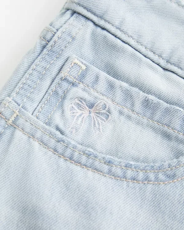 Baggy-Jort mit niedriger Leibhöhe, heller Waschung und Schleifenverzierung Baggy-Jort mit niedriger Leibhöhe, heller Waschung und Schleifenverzierung