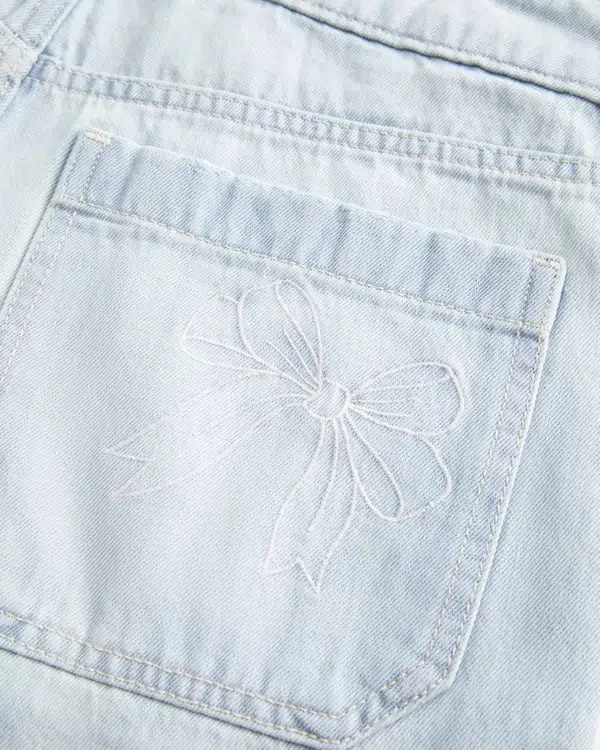 Baggy-Jort mit niedriger Leibhöhe, heller Waschung und Schleifenverzierung Baggy-Jort mit niedriger Leibhöhe, heller Waschung und Schleifenverzierung