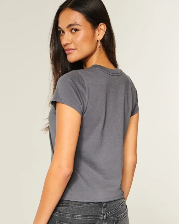 Bequemes, figurumspielendes T-Shirt mit Schmetterlingsmotiv Bequemes, figurumspielendes T-Shirt mit Schmetterlingsmotiv