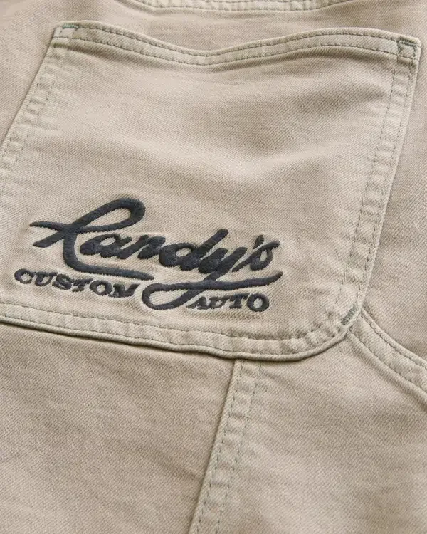 Bestickte, locker sitzende Malerjeans Bestickte, locker sitzende Malerjeans