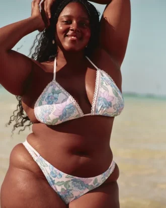 Bikini-Höschen im Cheeky-Stil mit hohem Beinausschnitt und Häkeloptik