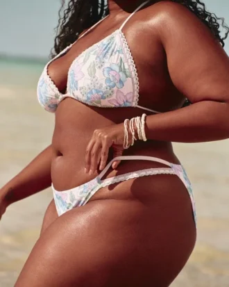 Bikini-Höschen im Cheeky-Stil mit hohem Beinausschnitt und Häkeloptik