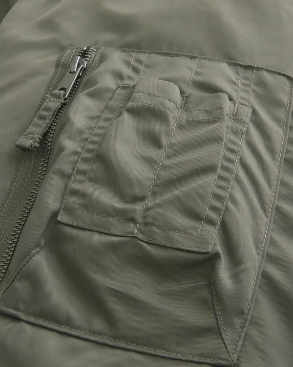 Bomberjacke mit Kunstfellbesatz und Reißverschluss Bomberjacke mit Kunstfellbesatz und Reißverschluss