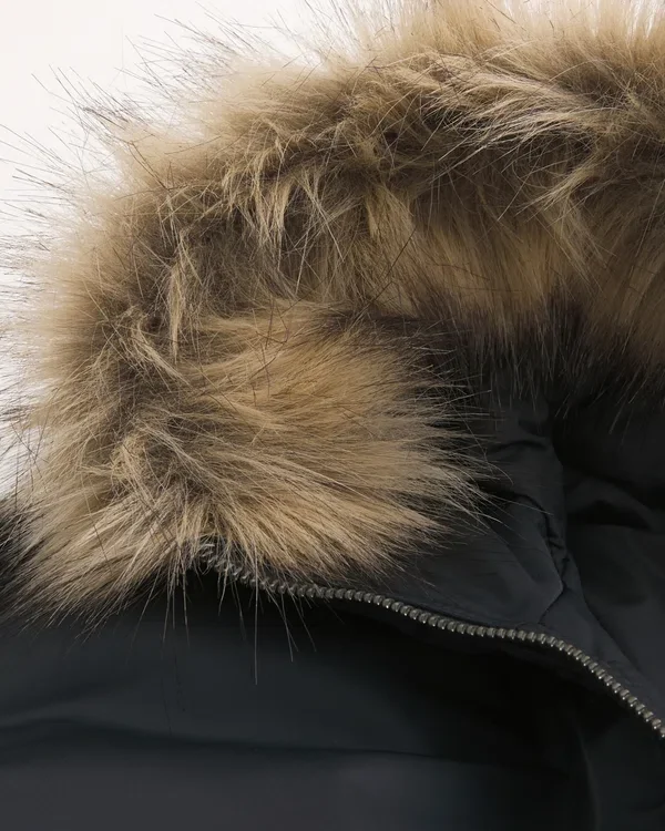 Bomberjacke mit Kunstfellbesatz und Reißverschluss Bomberjacke mit Kunstfellbesatz und Reißverschluss