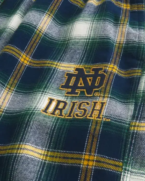 Flannelhose mit „University of Notre Dame Fighting Irish”-Grafik Flannelhose mit „University of Notre Dame Fighting Irish”-Grafik