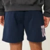 Fleece-Shorts mit UConn Huskies-Grafik, mittellang