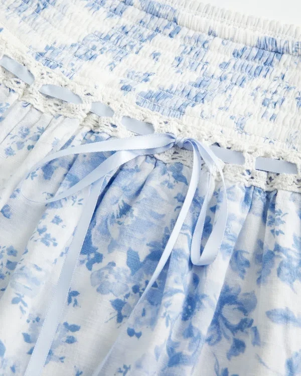 Gestaffelte Mini-Skort mit Smokarbeit Gestaffelte Mini-Skort mit Smokarbeit