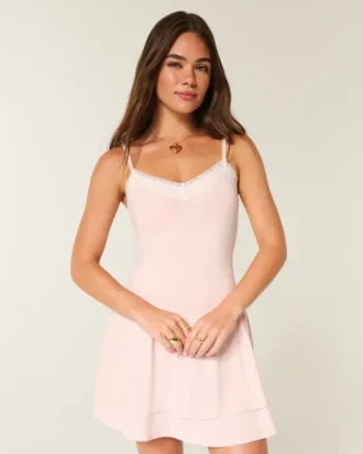 Gestaffeltes Strick-Minikleid