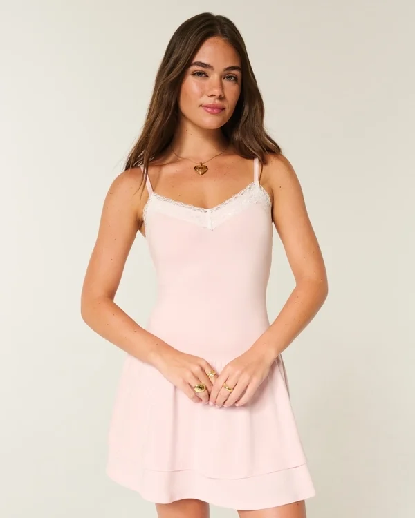 Gestaffeltes Strick-Minikleid Gestaffeltes Strick-Minikleid