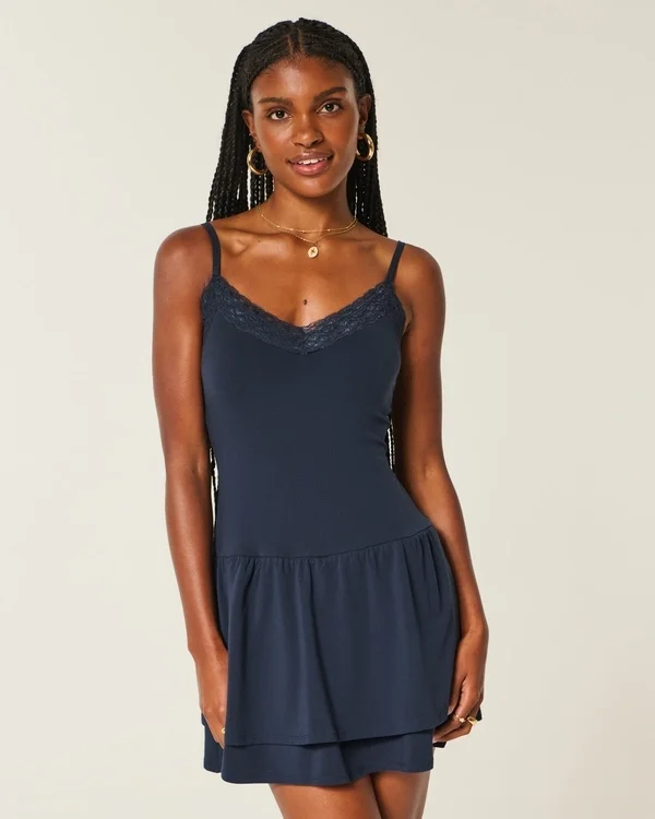 Gestaffeltes Strick-Minikleid Gestaffeltes Strick-Minikleid