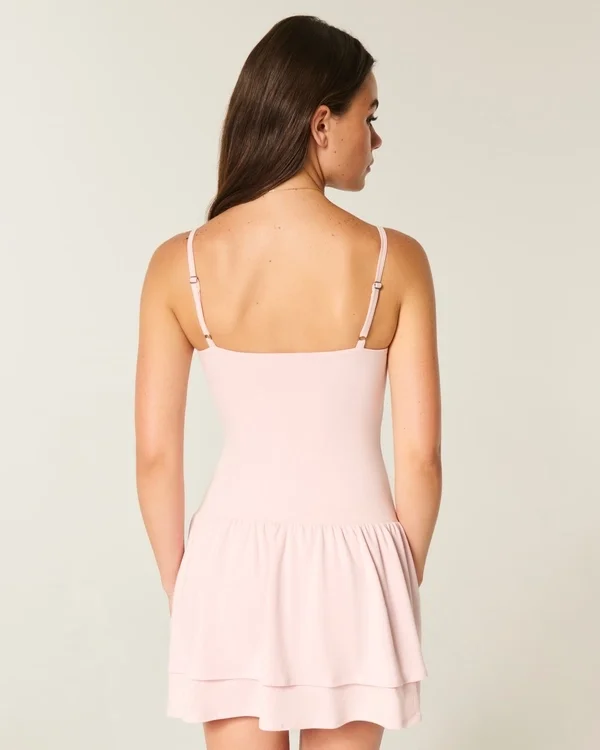 Gestaffeltes Strick-Minikleid Gestaffeltes Strick-Minikleid