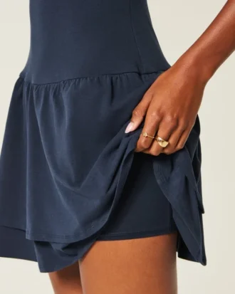 Gestaffeltes Strick-Minikleid Gestaffeltes Strick-Minikleid