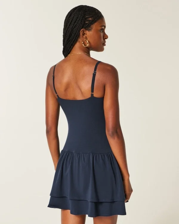 Gestaffeltes Strick-Minikleid Gestaffeltes Strick-Minikleid