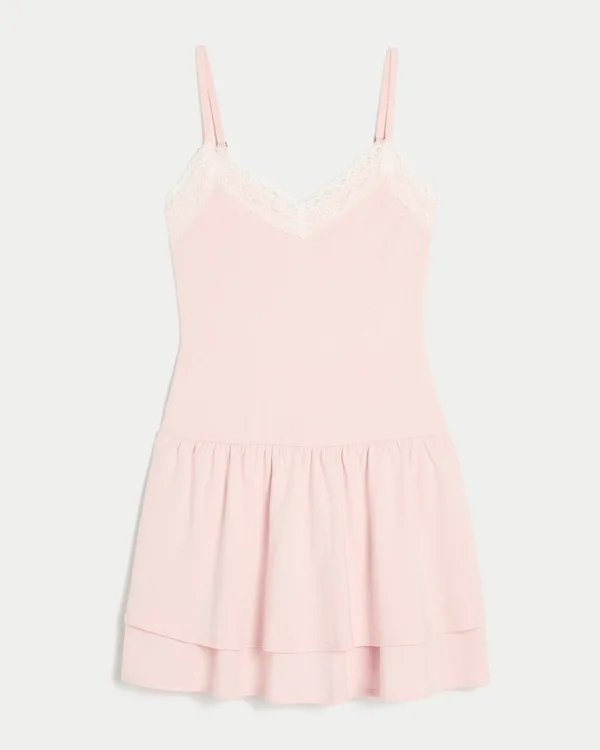 Gestaffeltes Strick-Minikleid Gestaffeltes Strick-Minikleid