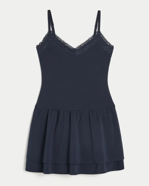 Gestaffeltes Strick-Minikleid Gestaffeltes Strick-Minikleid