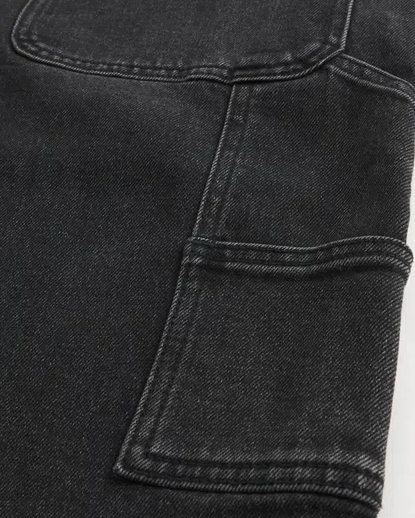 Gewaschene schwarze Baggy-Jeans im Painter-Stil Gewaschene schwarze Baggy-Jeans im Painter-Stil