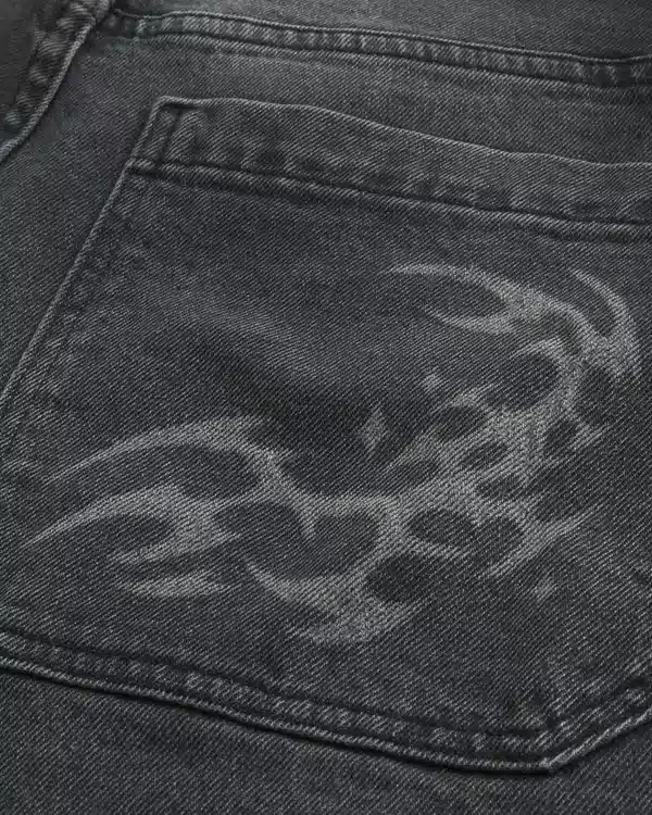 Gewaschene schwarze Baggy-Jeans mit Grafik Gewaschene schwarze Baggy-Jeans mit Grafik