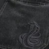 Gewaschene schwarze Baggy-Jeans mit Schlangenstickerei Gewaschene schwarze Baggy-Jeans mit Schlangenstickerei