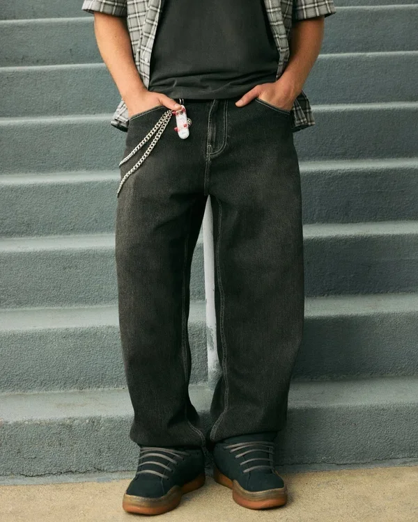 Gewaschene schwarze Baggy-Jeans mit Schlangenstickerei Gewaschene schwarze Baggy-Jeans mit Schlangenstickerei