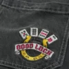 Gewaschene schwarze Skater-Baggy-Jeans mit Good Luck-Stickerei Gewaschene schwarze Skater-Baggy-Jeans mit Good Luck-Stickerei
