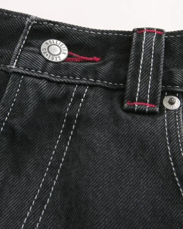 Gewaschene schwarze Skater-Baggy-Jeans mit Good Luck-Stickerei Gewaschene schwarze Skater-Baggy-Jeans mit Good Luck-Stickerei