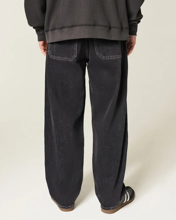 Gewaschene schwarze Skater-Baggy-Jeans mit Nähten Gewaschene schwarze Skater-Baggy-Jeans mit Nähten