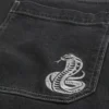 Gewaschene schwarze Skater-Baggy-Jeans mit Schlangenprint