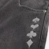 Gewaschene schwarze Skater-Baggy-Jeans mit Spielkarten-Joker-Grafik Gewaschene schwarze Skater-Baggy-Jeans mit Spielkarten-Joker-Grafik