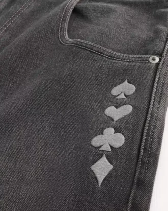 Gewaschene schwarze Skater-Baggy-Jeans mit Spielkarten-Joker-Grafik