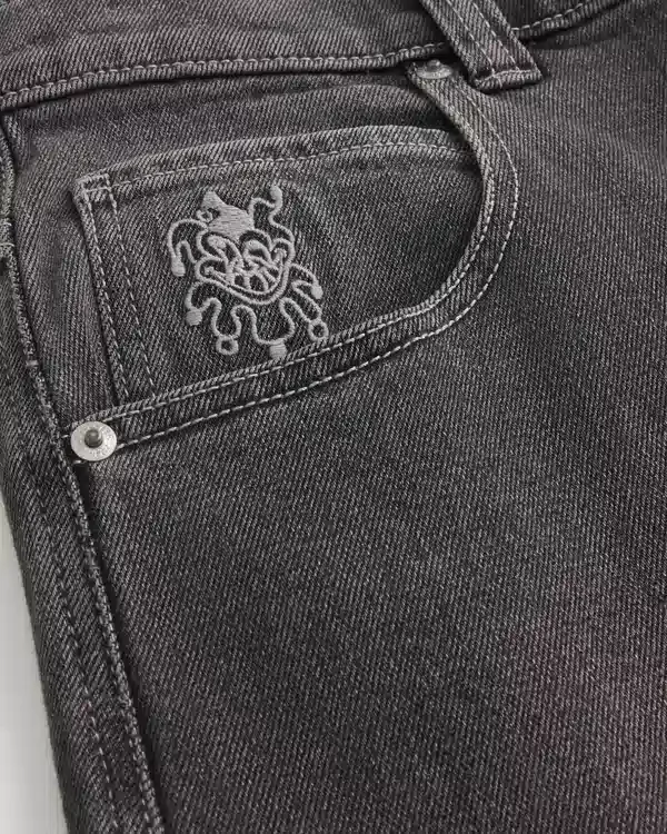 Gewaschene schwarze Skater-Baggy-Jeans mit Spielkarten-Joker-Grafik Gewaschene schwarze Skater-Baggy-Jeans mit Spielkarten-Joker-Grafik