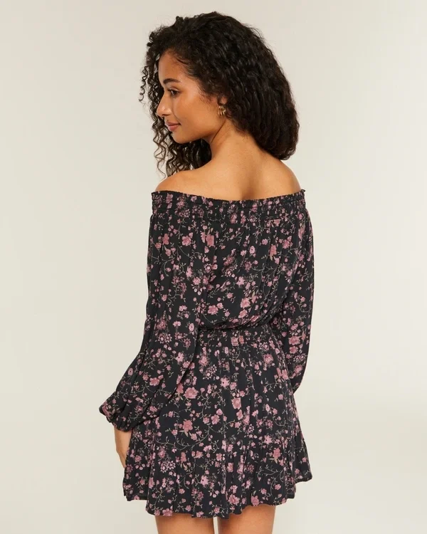 Gewebtes Kleid mit Schulterausschnitt Gewebtes Kleid mit Schulterausschnitt