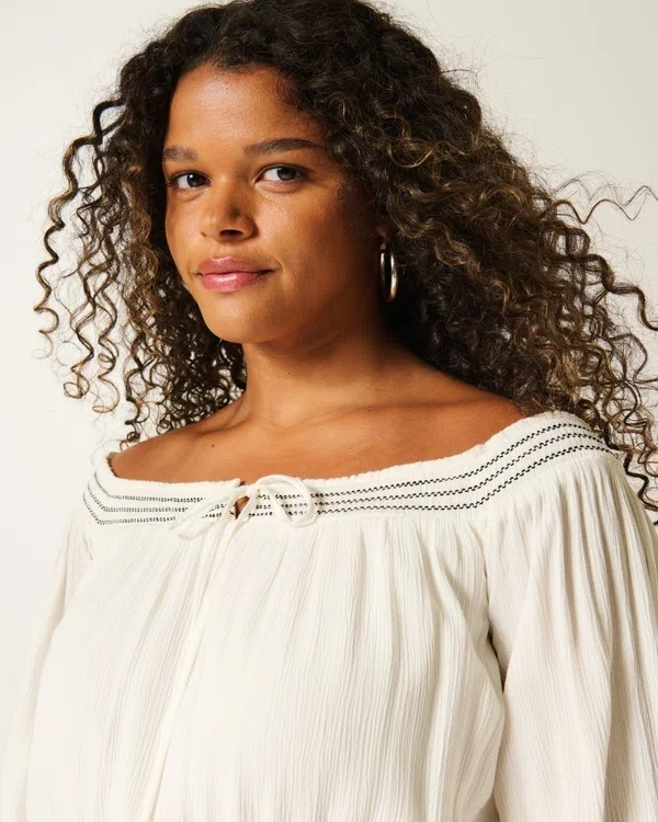 Gewebtes Kleid mit Schulterausschnitt Gewebtes Kleid mit Schulterausschnitt