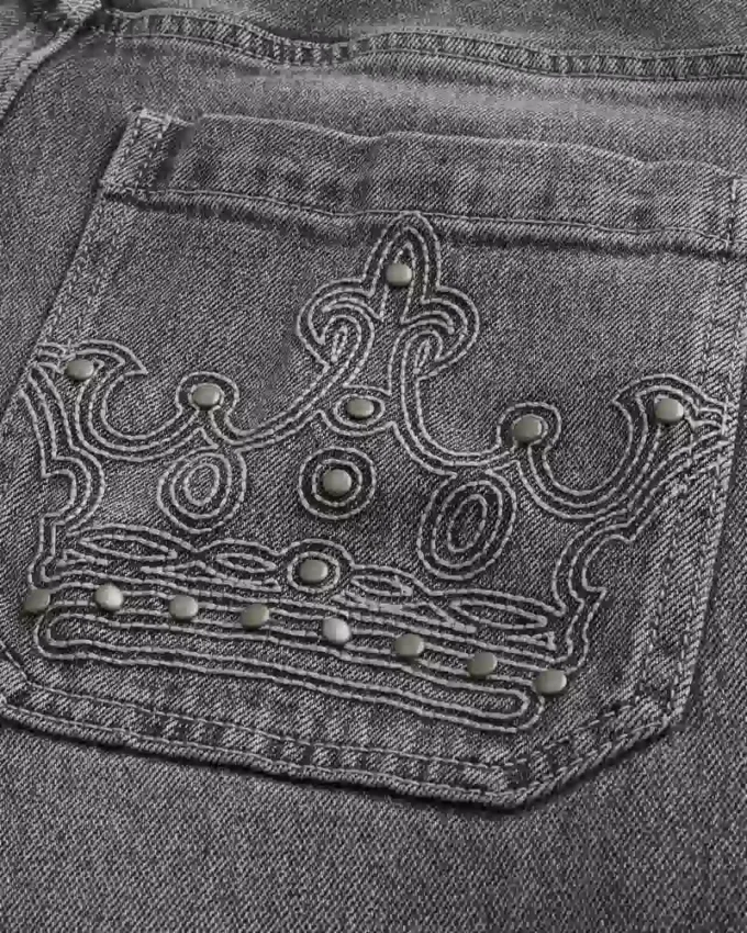 Graue Skater-Baggy-Jeans mit Stickerei und Nieten Graue Skater-Baggy-Jeans mit Stickerei und Nieten