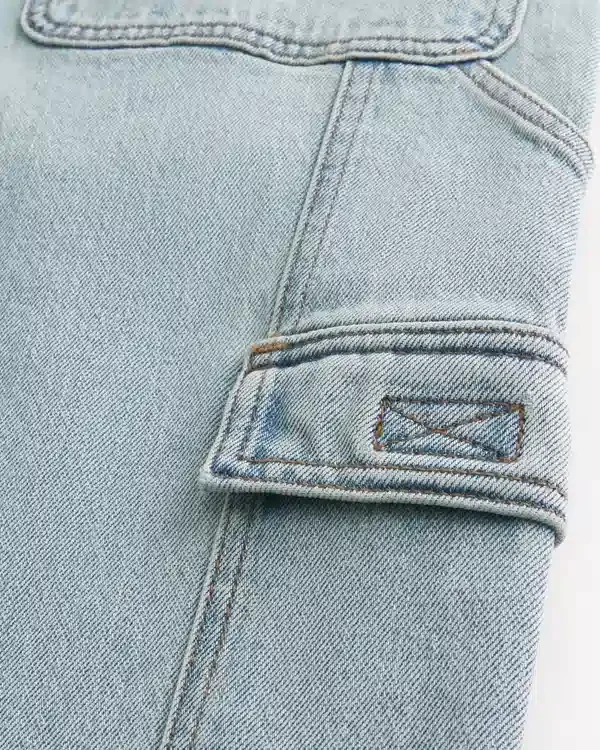 Hellblaue Baggy-Jeans im Painter-Stil Hellblaue Baggy-Jeans im Painter-Stil