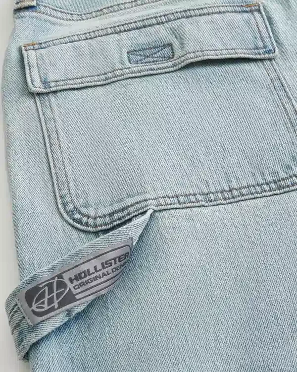 Hellblaue Baggy-Jeans im Painter-Stil Hellblaue Baggy-Jeans im Painter-Stil